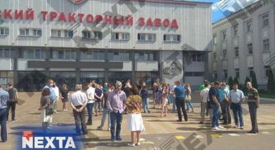 "Идеологам больше никто не верит": работники Минского тракторного завода вышли на забастовку (фото)