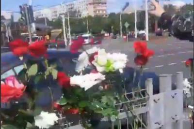 Место гибели демонстранта в Минске превратилось в стихийный мемориал