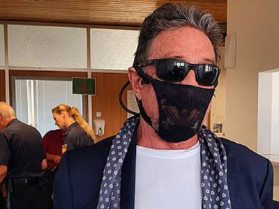 Миллионера-предпринимателя арестовали за ношение трусиков на лице вместо маски