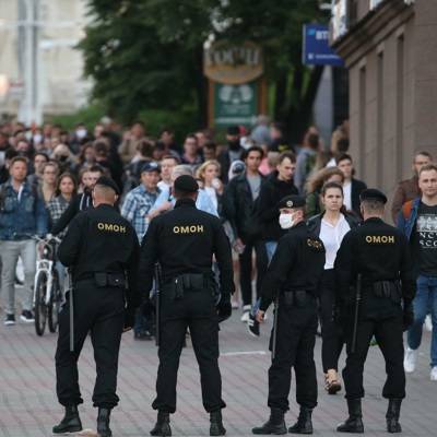 ОМОН разгоняет людей возле импровизированного мемориала на пушкинской площади в Минске