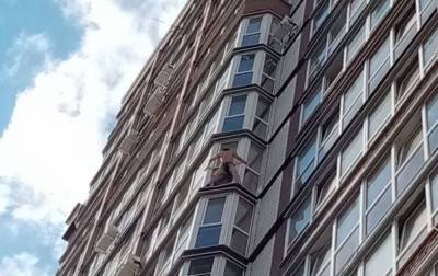 В Воронеже с карниза 11 этажа сняли мужчину в трусах