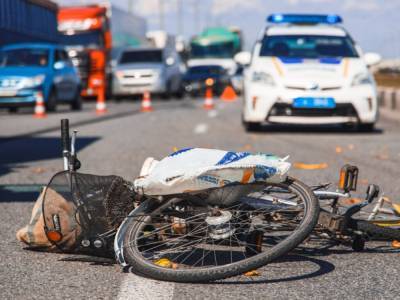 В Днепре грузовик сбил велосипедиста: мужчину госпитализировали