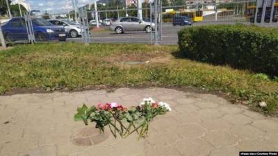 Беларусь: полиция разогнала людей, которые пришли возложить цветы на место, где 10 августа погиб демонстрант