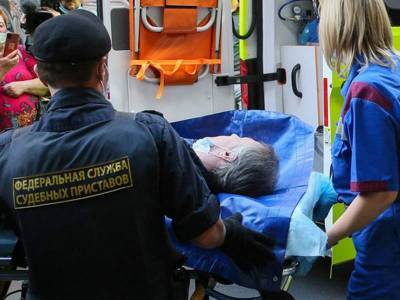 Михаила Ефремова медики вынесли из зала суда на носилках без сознания