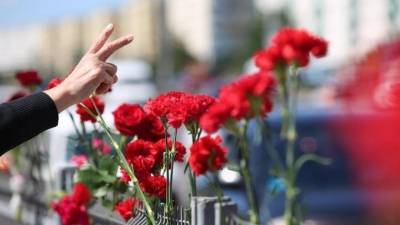 Минчане массово несут цветы на место гибели участника протестов