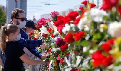 Жители Минска несут цветы на место гибели протестующего
