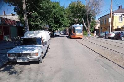 В Таганроге девушка попала под колеса авто, выйдя из трамвая