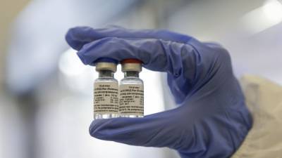 На Западе сомневаются в эффективности и безопасности российской вакцины