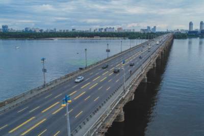 На мосту Патона в Киеве образовалась пробка из-за столкновения автобуса с легковушками