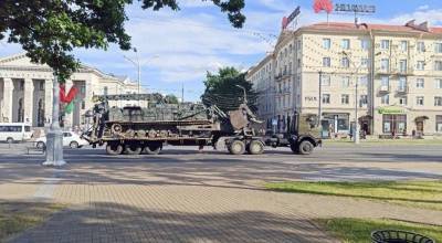В центр Минска стянули военную технику, вновь начались задержания активистов