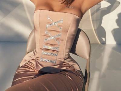 В день 23-летия Кайли Дженнер примерила роскошный наряд с бриллиантами
