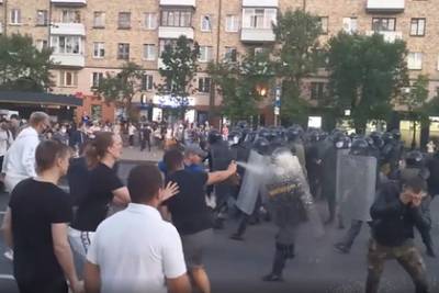 В Бресте начались столкновения протестующих с ОМОНом