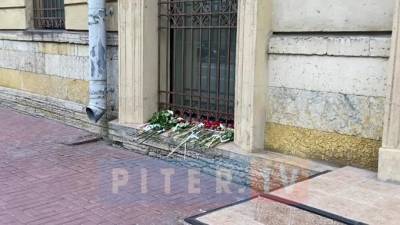 В Петербурге у здания посольства Белоруссия возложили гвоздики и свечи в память о погибших