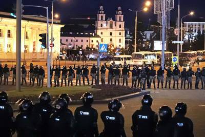 Военные вытесняют протестующих из центра Минска