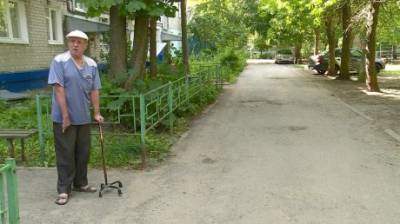 Житель улицы Попова о дороге во дворе: Ходить невозможно!