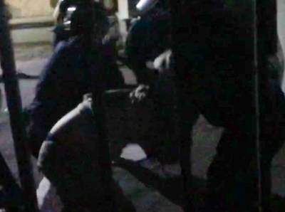 Опубликовано видео, на котором журналиста «Медузы» избивают дубинками белорусские омоновцы