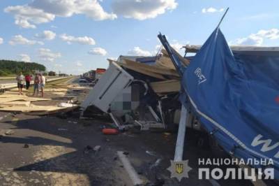 На трассе Киев-Одесса столкнулись два грузовика, есть погибшие