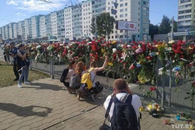 В Минске снова закрыли метро, а до станции, где погиб протестующий, несут цветы