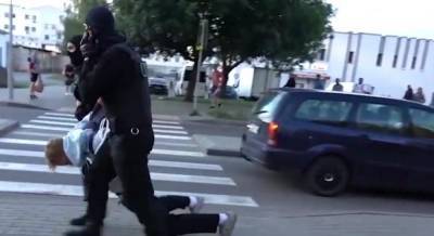 В Минске силовики задерживали беззащитного 15-летнего парня, угрожая гранатой (видео)