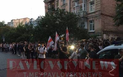 У посольства Беларуси в Киеве идут протесты