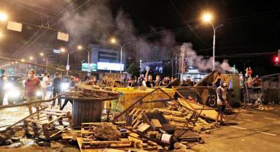 В Минске протестующие вступили в стычки с силовиками и пытаются поставить баррикады