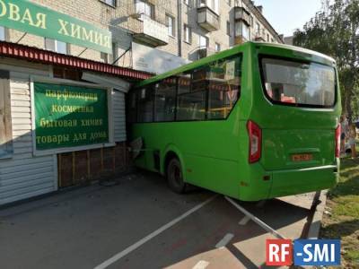 В Тюмени автобус въехал в книжный магазин