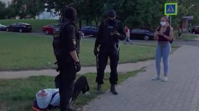 Появилось видео с угрожающим подростку гранатой в Минске омоновцем