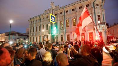 В Москве у здания посольства Белоруссии собрались люди