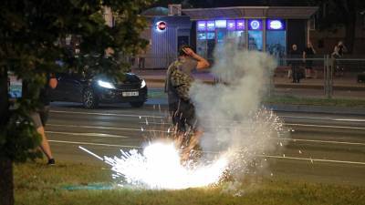 Силовики применили светошумовые гранаты в спальном районе Минска