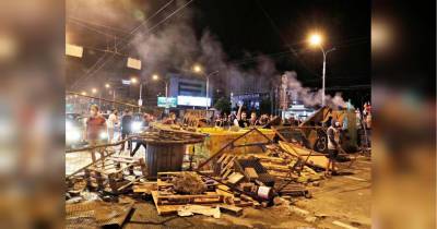 Протесты в Беларуси: силовики применяют светошумовые гранаты, активисты возводят баррикады (видео)