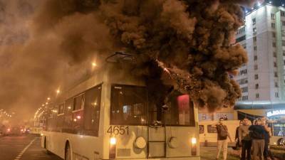 В Минске протестующие атаковали милицейский автобус