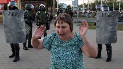 Хаос на дорогах: Силовики идут на таран и обстреливают демонстрантов в Белоруссии