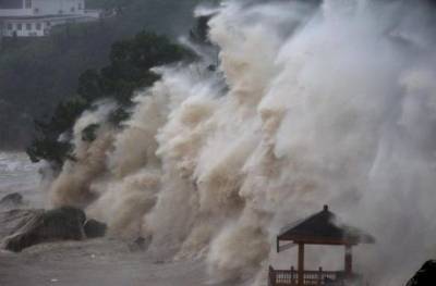 На Китай обрушился адский тайфун «Мекхала» (ВИДЕО)