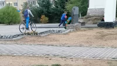 В Тюмени дети играли в футбол на монументе памяти погибших воинов
