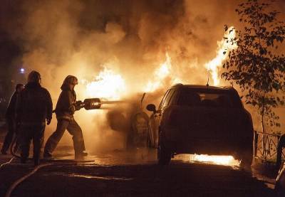 В Смоленске поздно вечером загорелись 3 автомобиля
