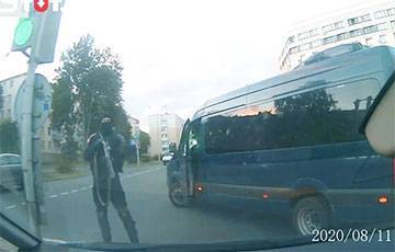 В Минске силовики с оружием остановили журналистов tut.by - charter97.org - Минск