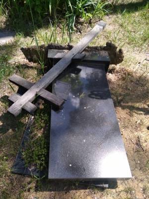 На кладбище села Крутые Хутора разгромили 80 могил