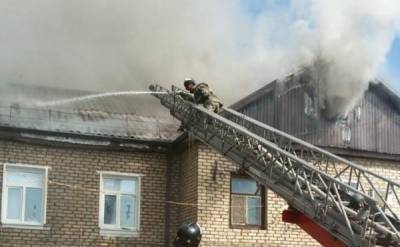 В Астрахани начался крупный пожар в жилом доме