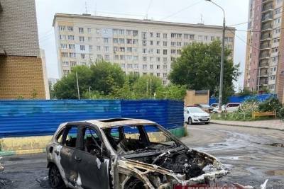Автомобиль сгорел на ул. Июльских дней в Нижнем Новгороде
