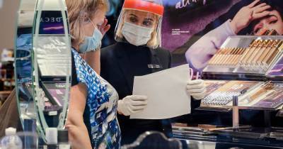 Москвичи стали чаще надевать маски и перчатки при походе в магазин