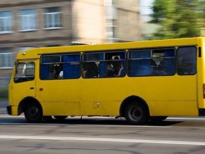 В Киеве у маршрутки на ходу отвалились колеса, которые начали таранить машины