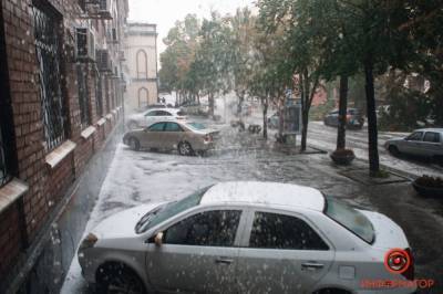 В Днепре буря с градом пронеслась центральными улицами города (фото, видео)