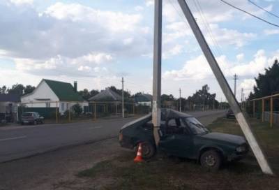В Воронежской области «Москвич» влетел в столб: 2 человека в больнице