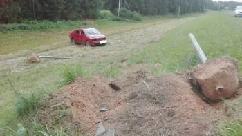 Водитель Шкоды сбил дорожный знак на трассе под Устюжной и попал в больницу