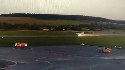 Посадку МиГ-31 с разрушенным колесом сняли на видео