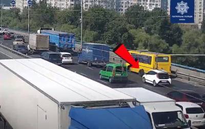 В Киеве у маршрутки на мосту отвалились колеса