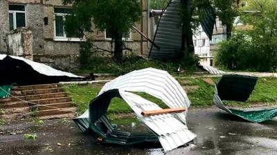 Ветер сорвал крышу здания поликлиники в Приморье