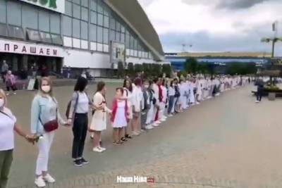 250 женщин в белой одежде выразили протест из-за насилия в Белоруссии