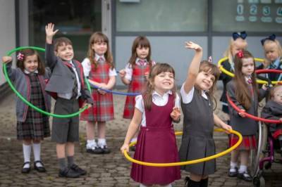 В одной из школ Шотландии девять пар близнецов одновременно пойдут в первый класс