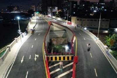 В Китае построили шоссе вокруг дома, хозяйка которого отказалась съезжать оттуда